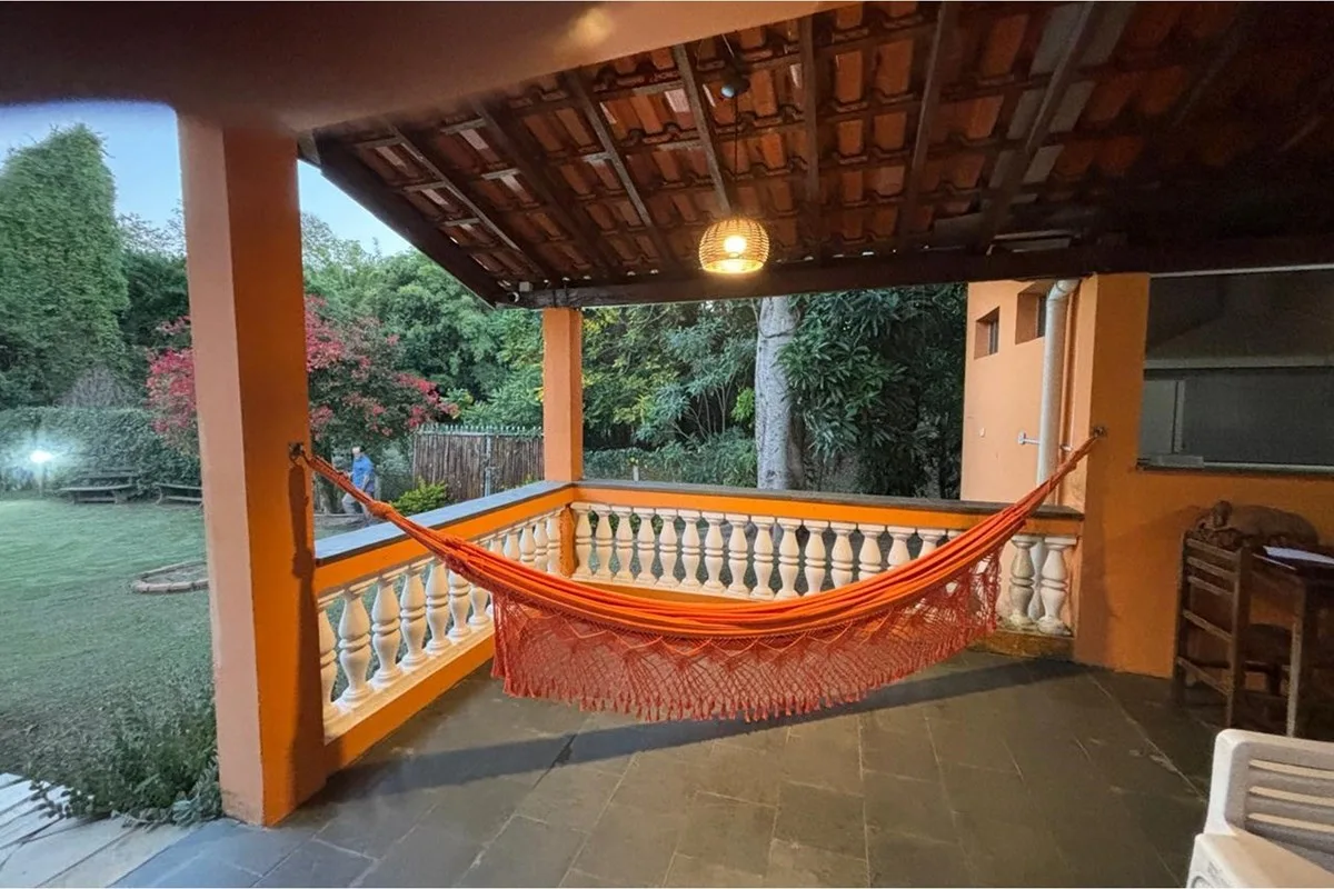 Varanda com rede, de frente para o gramado · Chácara / Sítio / Fazenda - Venda - Vinhedo, São Paulo em Vinhedo