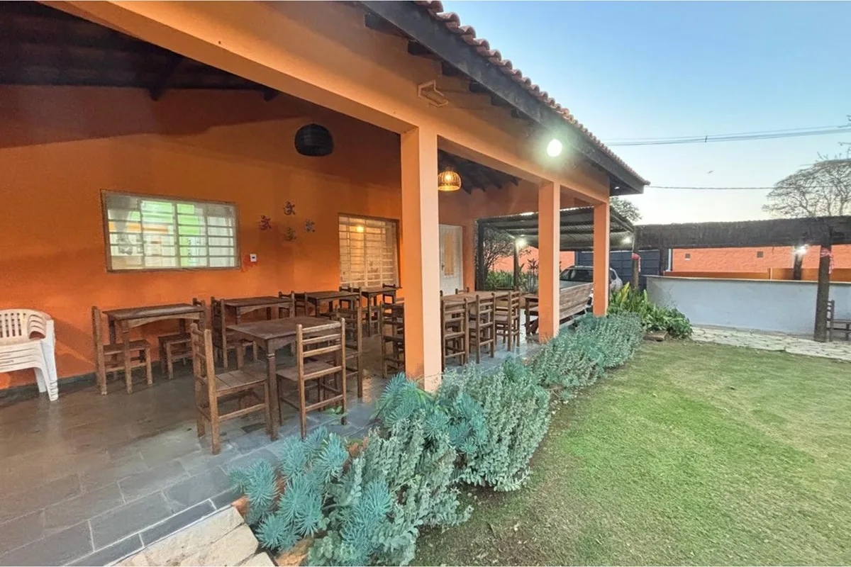 A varanda externa de sete metros, com mesas para muita gente · Chácara / Sítio / Fazenda - Venda - Vinhedo, São Paulo em Vinhedo