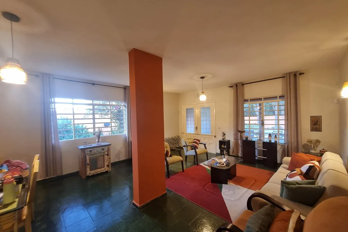 A sala de estar vista de outro ângulo · Chácara / Sítio / Fazenda - Venda - Vinhedo, São Paulo em Vinhedo
