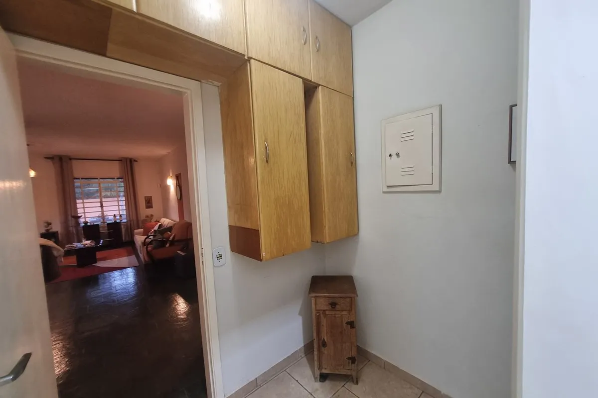 Armários de madeira na passagem para a sala · Chácara / Sítio / Fazenda - Venda - Vinhedo, São Paulo em Vinhedo