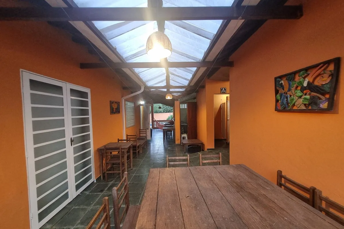 Circulação coberta entre a casa e a área de festa · Chácara / Sítio / Fazenda - Venda - Vinhedo, São Paulo em Vinhedo