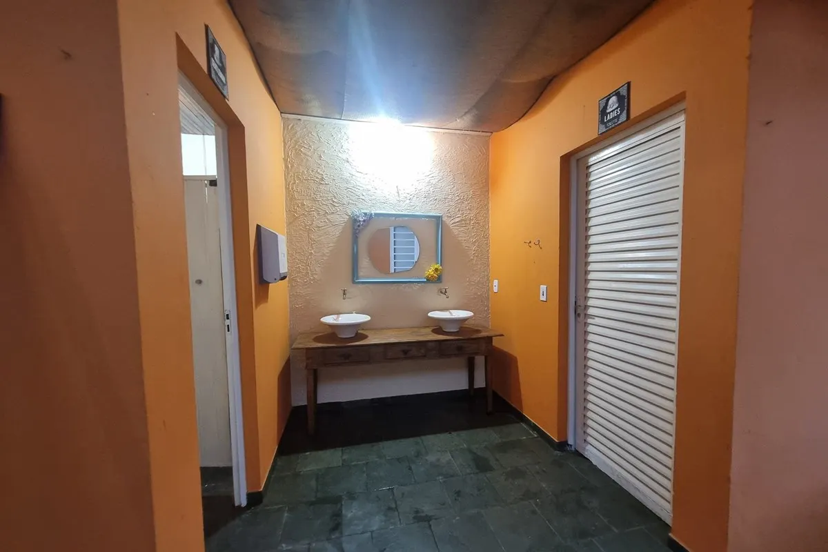 Bancada de duas cubas na entrada dos banheiros externos · Chácara / Sítio / Fazenda - Venda - Vinhedo, São Paulo em Vinhedo