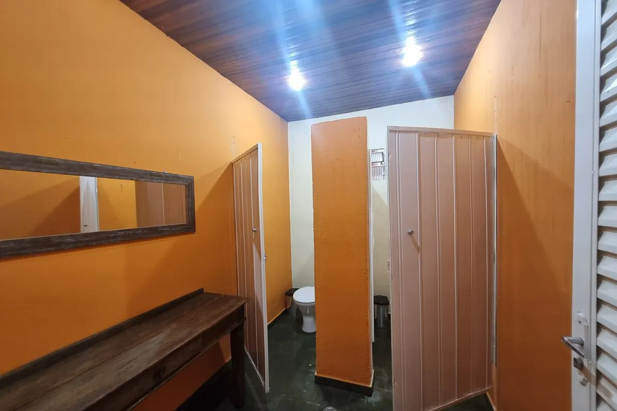 Banheiro externo, com bancada corrida · Chácara / Sítio / Fazenda - Venda - Vinhedo, São Paulo em Vinhedo