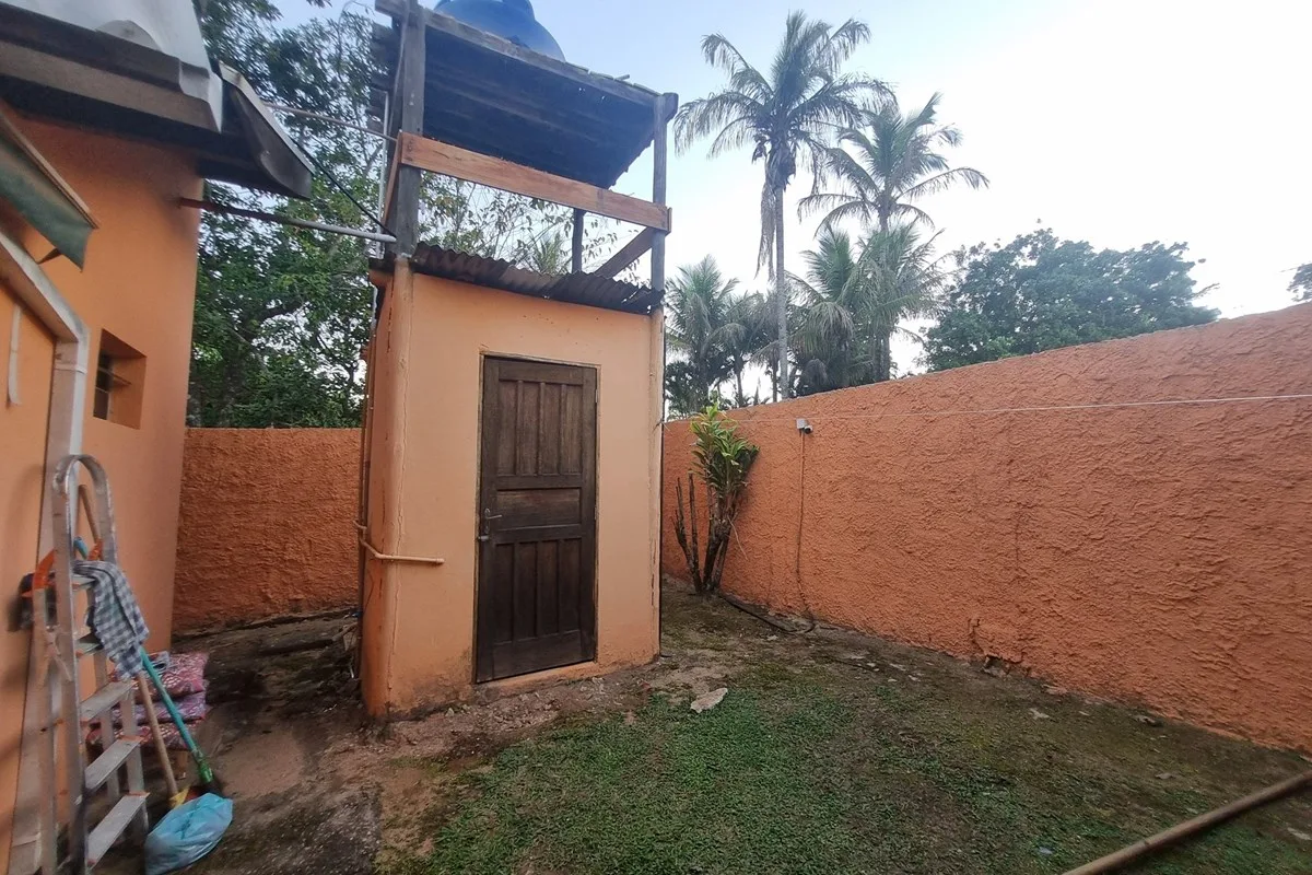Área de serviço nos fundos, com o reservatório de água · Chácara / Sítio / Fazenda - Venda - Vinhedo, São Paulo em Vinhedo