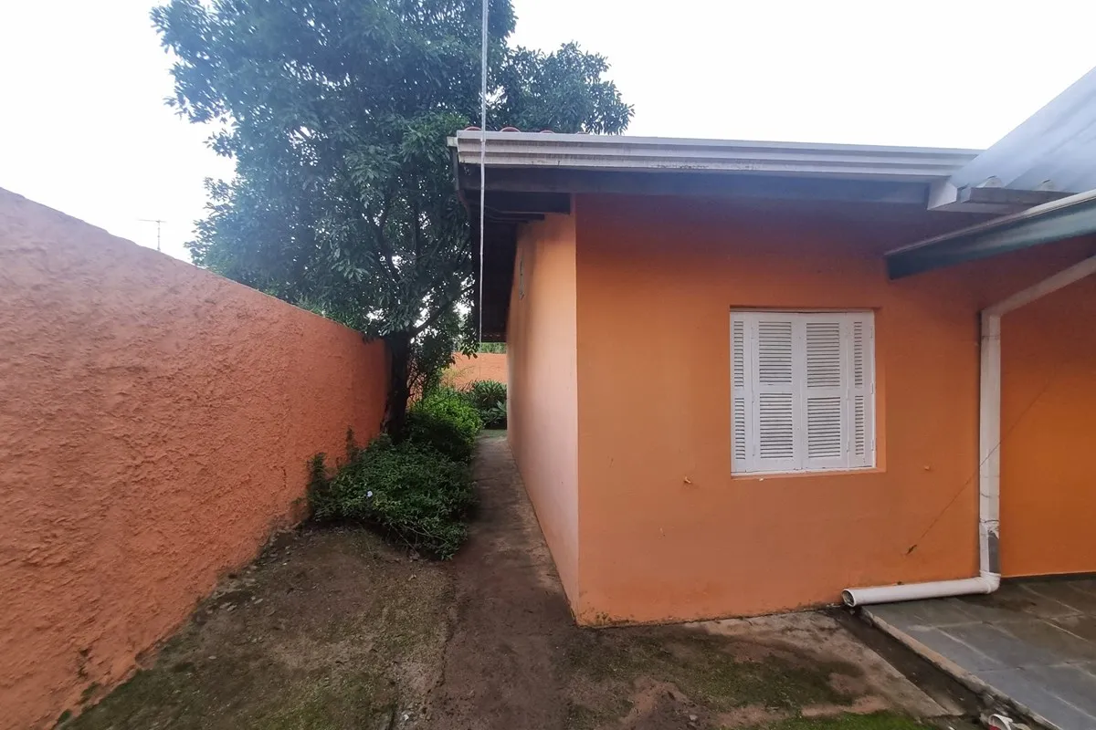 A lateral da casa, com passagem para os fundos · Chácara / Sítio / Fazenda - Venda - Vinhedo, São Paulo em Vinhedo