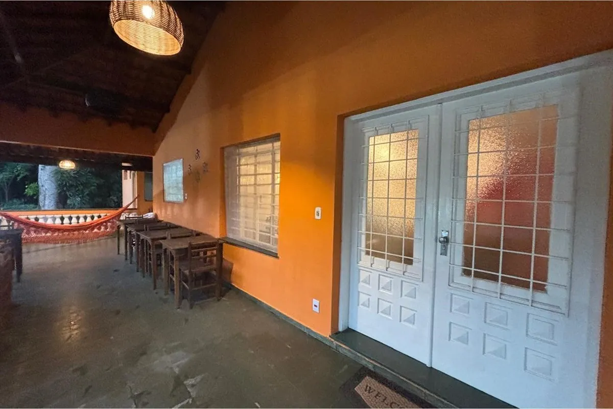 Entrada da casa, sob a varanda coberta · Chácara / Sítio / Fazenda - Venda - Vinhedo, São Paulo em Vinhedo