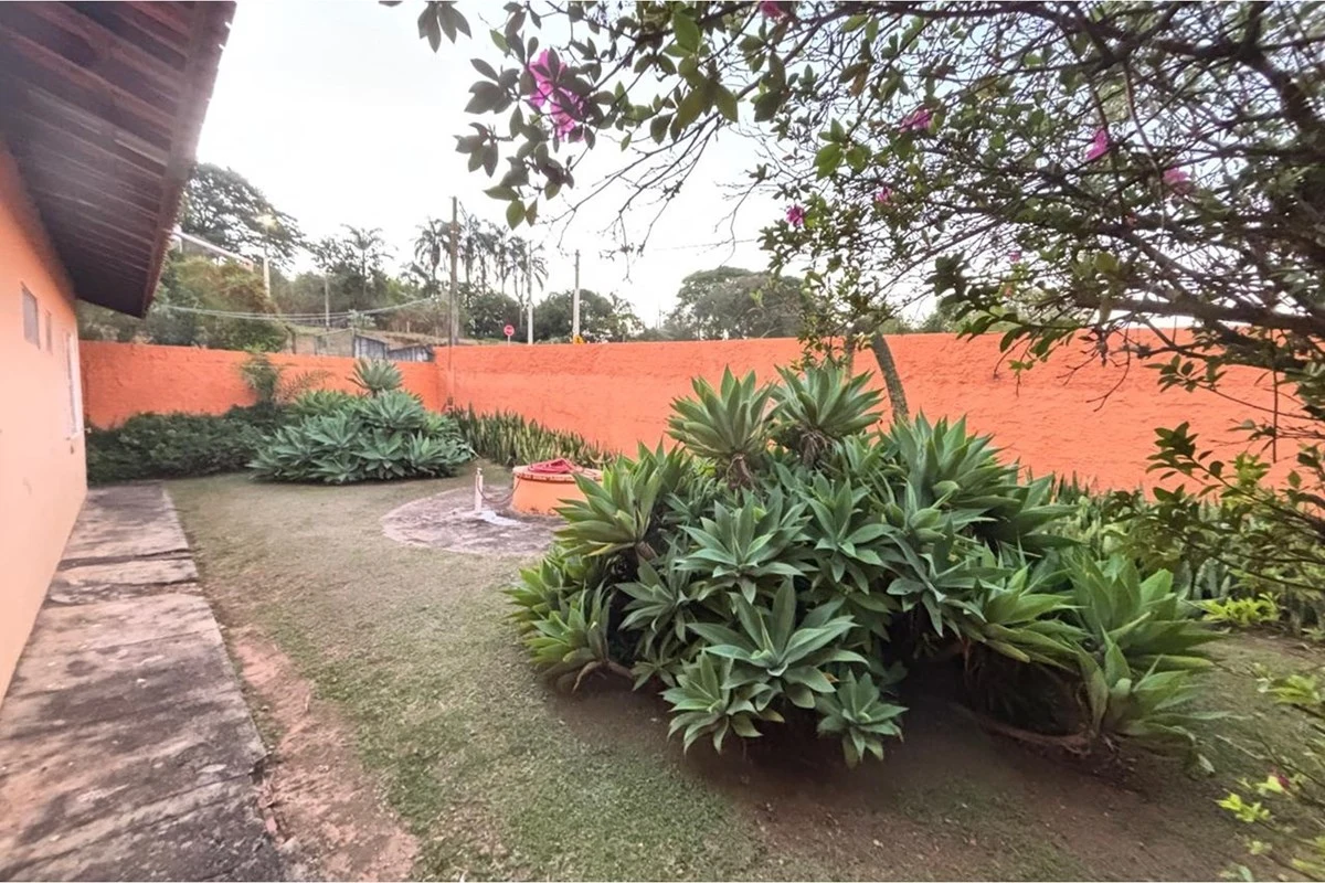 Jardim lateral, com árvore florida · Chácara / Sítio / Fazenda - Venda - Vinhedo, São Paulo em Vinhedo