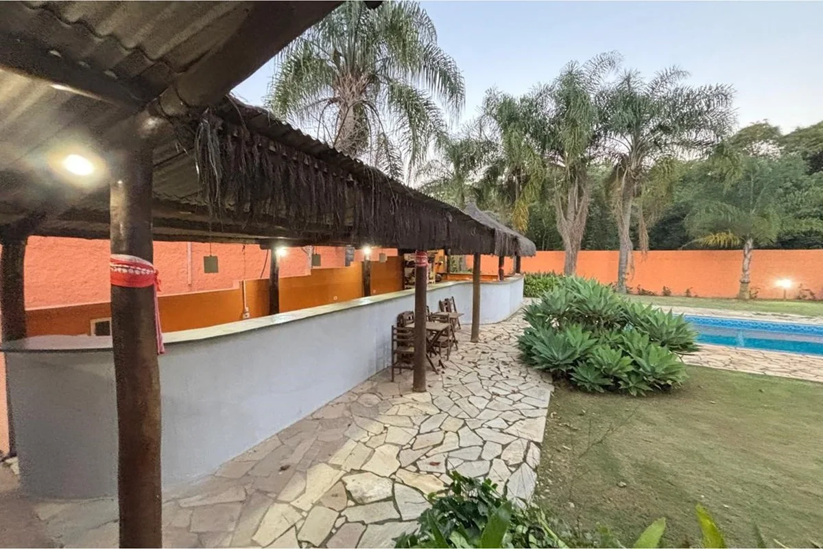 Quiosque de sapé com balcão corrido, de frente para a piscina · Chácara / Sítio / Fazenda - Venda - Vinhedo, São Paulo em Vinhedo