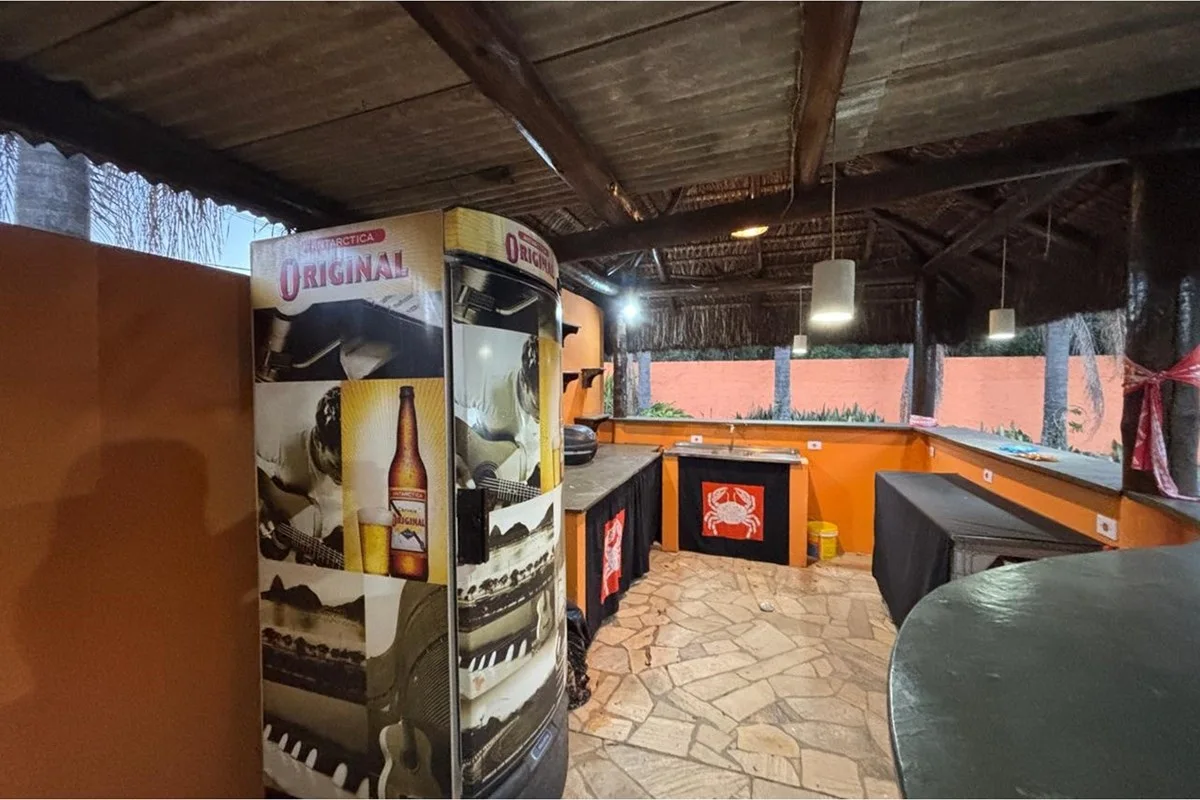 Dentro do quiosque: balcão, geladeira e espaço de preparo · Chácara / Sítio / Fazenda - Venda - Vinhedo, São Paulo em Vinhedo